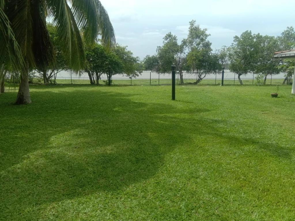 Serenity Lake Resort Yala Тисамахарама Екстериор снимка