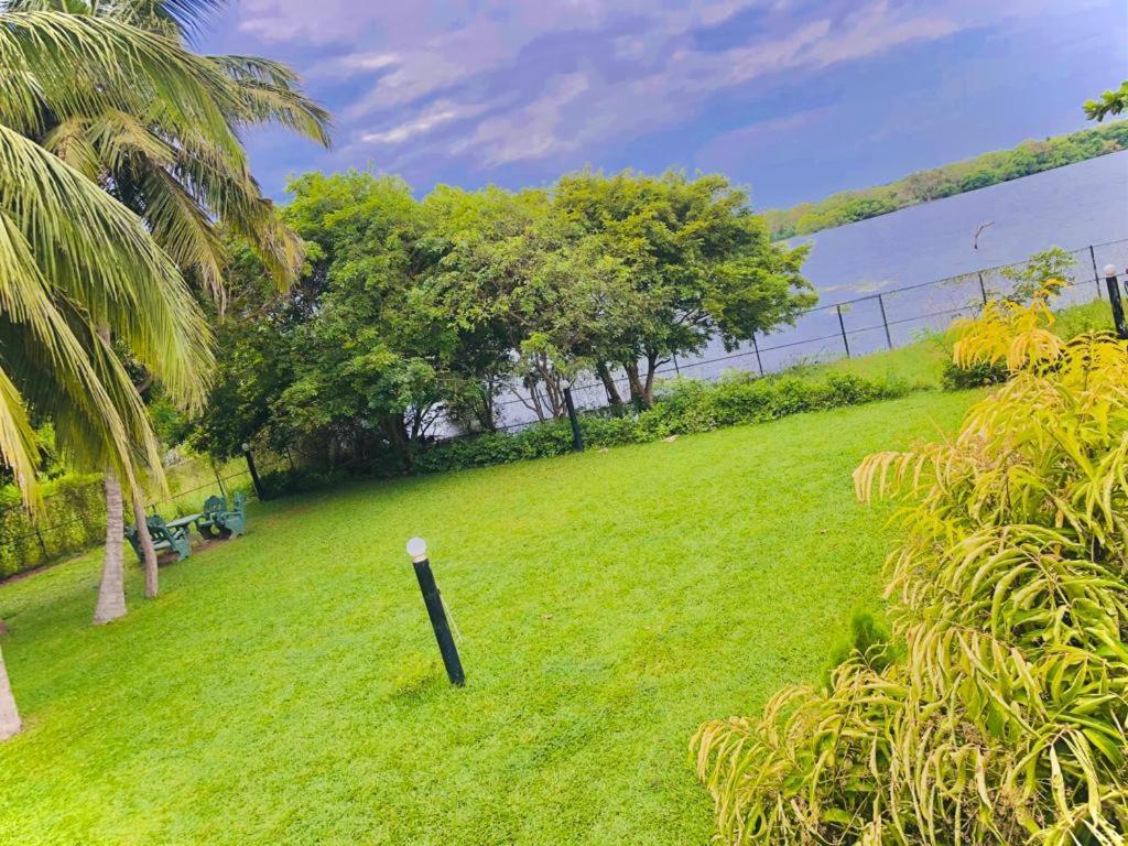 Serenity Lake Resort Yala Тисамахарама Екстериор снимка