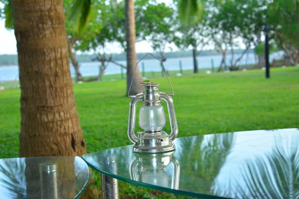 Serenity Lake Resort Yala Тисамахарама Екстериор снимка
