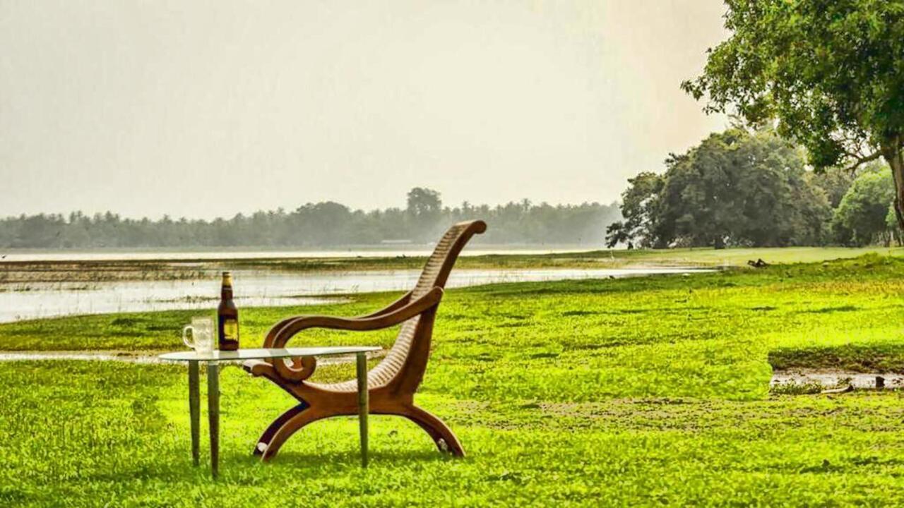 Serenity Lake Resort Yala Тисамахарама Екстериор снимка